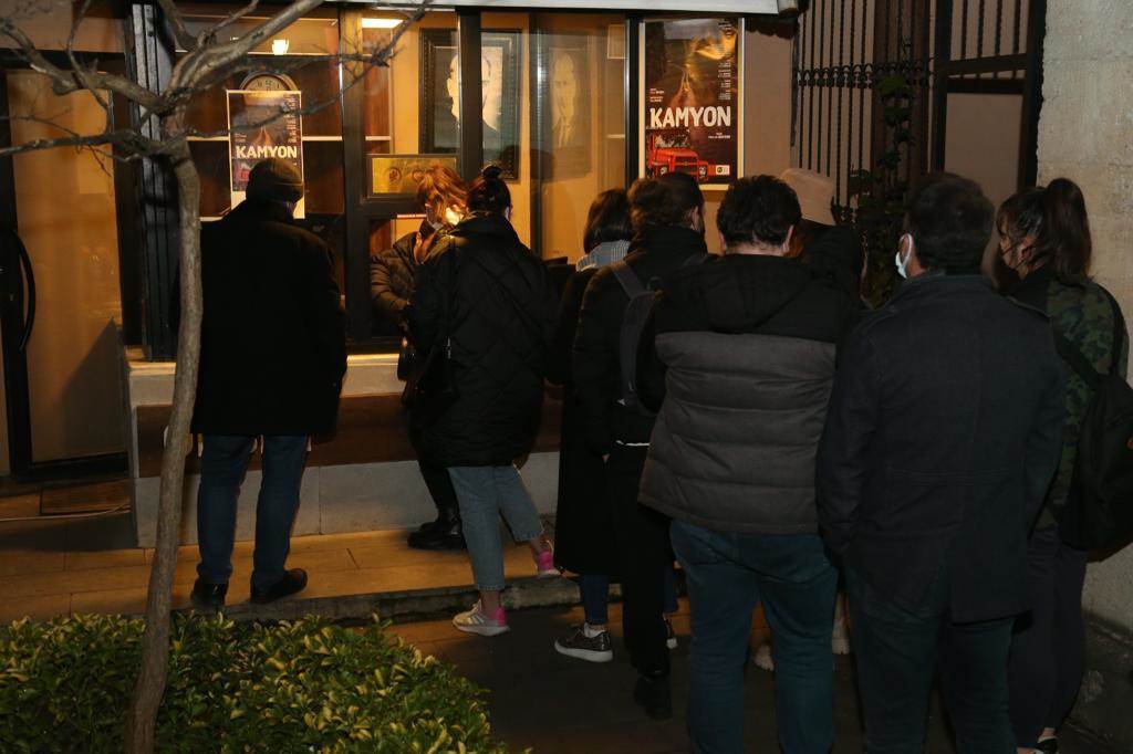 YARIM ASIRLIK TİYATRO KAPALI GİŞE OYNUYOR